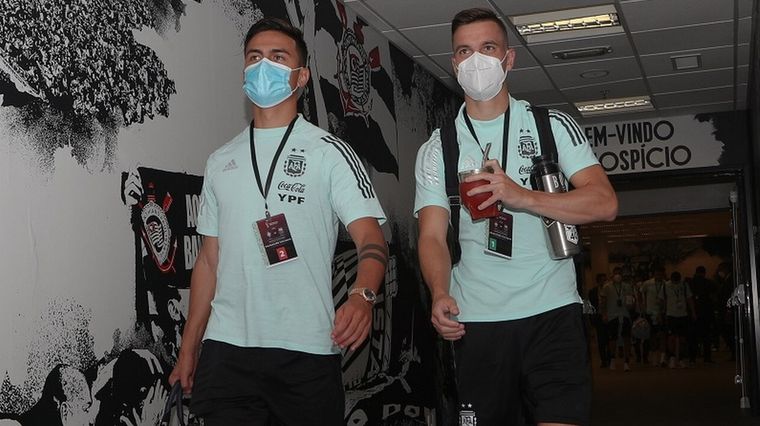 Lo Celso, uno de los involucrados, ingresó al estadio junto a Dybala Foto: AFA