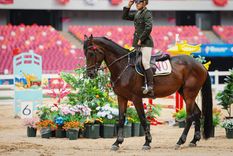 Los saltos ecuestres son solo una de las cinco disciplinas que realiza Serrano. Foto: @PrensaCOA