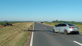 Dos personas muertas y otra herida fue el saldo de un choque frontal entre un auto y una camioneta en la ruta provincial 90, entre las localidades de Alcorta y Carreras, en la zona sur de la provincia de Santa Fe. Foto: Aire Libre Acebal Dos personas muertas y otra herida fue el saldo de un choque frontal entre un auto y una camioneta en la ruta provincial 90, entre las localidades de Alcorta y Carreras, en la zona sur de la provincia de Santa Fe. Foto: Aire Libre Acebal