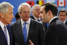 Ivo Daalder (centro) junto al secretario de Defensa de EE.UU., Chuck Hagel (izquierda), y el ministro de Defensa de Georgia, Irakli Alasania, en junio de 2013. Foto: GETTY IMAGES