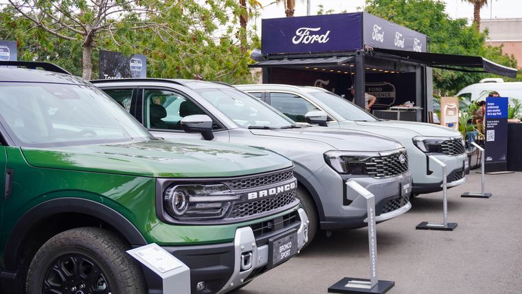 Los interesados aprovecharon para conocer de cerca los modelos, subir a los vehículos y dejarse sorprender por la tecnología Ford. Los interesados aprovecharon para conocer de cerca los modelos, subir a los vehículos y dejarse sorprender por la tecnología Ford.