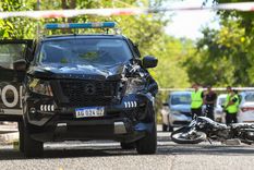 La escena del accidente: así quedaron móvil de la Policía y la motocicleta. Foto: Santiago Tagua/MDZ