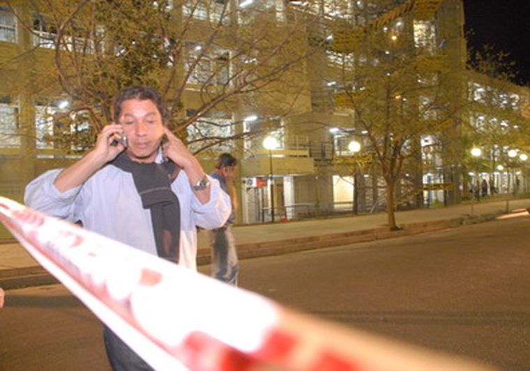 El fiscal Martearena anoche, en el lugar del hecho. Foto: Gerardo Gómez / MDZ