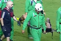 Farías se retiró en camilla del campo y muy dolorido. Foto: Captura Video