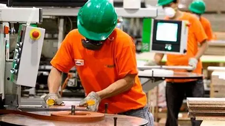 En la Argentina, el empleo asalariado registrado en el sector privado ronda los 6,2 millones de trabajadores. En la Argentina, el empleo asalariado registrado en el sector privado ronda los 6,2 millones de trabajadores.