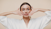 El yoga facial propone cuidar el rostro desde la conciencia y la constancia, con efectos que trascienden lo meramente cosmético. El yoga facial propone cuidar el rostro desde la conciencia y la constancia, con efectos que trascienden lo meramente cosmético.