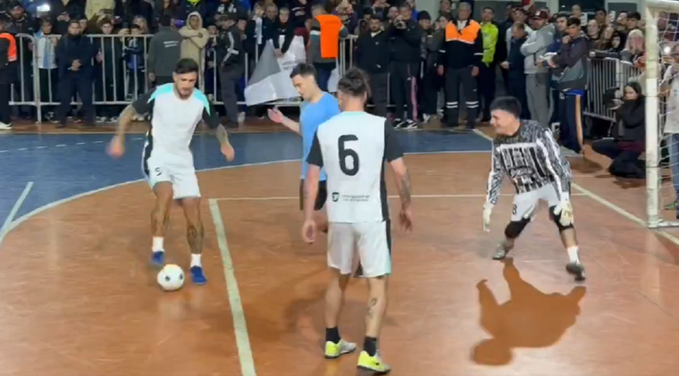 Leandro Paredes jugó a beneficio con Dybala y Almada. Foto: captura.&nbsp;