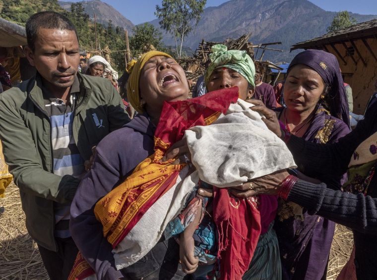 Una madre llora con su hijo muerto en brazos Foto: EFE