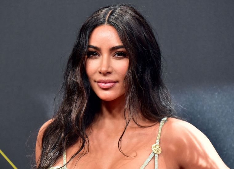 KIM KARDASHIAN LA EMPRESARIA SABE CÓMO MANTENERSE EN FORMA. Foto: https://www.harpersbazaar.com/es/famosas/el-estilo-de/a39673669/kim-kardashian-abdominales-delgada-foto-instagram-hawai/