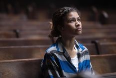 La serie trata temas como la adicción, identidad, sexualidad, trauma y salud mental entre adolescentes.