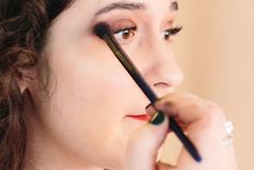 La mirada puede lucirse aplicando distintos trucos en el uso de la sombra de ojos. Foto: Allure