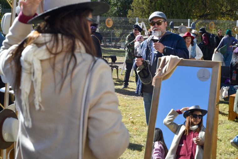 Mirá cómo mira. Seguro está pensando qué sombrero se va a poner el año que viene. Mirá cómo mira. Seguro está pensando qué sombrero se va a poner el año que viene.