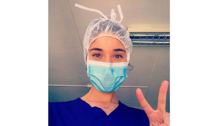 Macarena Piñeda tiene 28 años y lleva seis trabajando en la Posta Central, uno de los recintos de emergencia sanitaria más importantes de Chile. Foto: MACARENA PIÑEDA