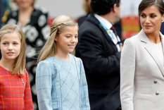 Una foto del pasado: la reina Letizia junto a sus hijas, la princesa Leonor y la infanta Sofía vistiendo estilosos y sobrios looks. Foto: EFE