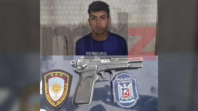 Tomás Lara, el joven de 18 años detenido tras el tiroteo y el arma reglamentaria recuperada. 