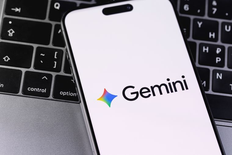 En Google Docs, Gemini también ayuda a reescribir, resumir, armar borradores y dar formato desde el ícono estrella. En Google Docs, Gemini también ayuda a reescribir, resumir, armar borradores y dar formato desde el ícono estrella.