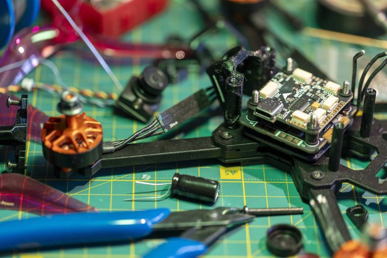 El dron inteligente de Anduril desafía la economía real de la guerra moderna.