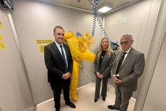 Manuel Adorni, Karina Milei y Mario Lugones en el Instituto Malbrán