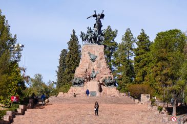 Su combinación de historia, paisaje y simbolismo convierten al Cerro de la Gloria en uno de los sitios más representativos de la provincia.