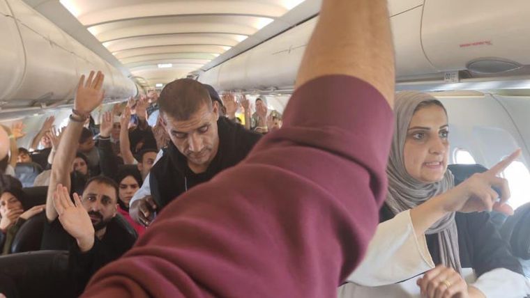 El grupo despegó del aeropuerto israelí Ramon y voló a Sudáfrica a través de Nairobi, la capital de Kenia.