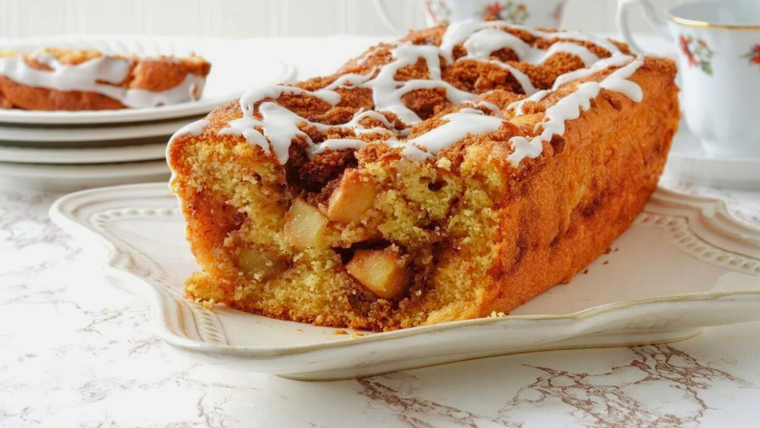 Disfruta de un delicioso budín de manzana. Disfruta de un delicioso budín de manzana.