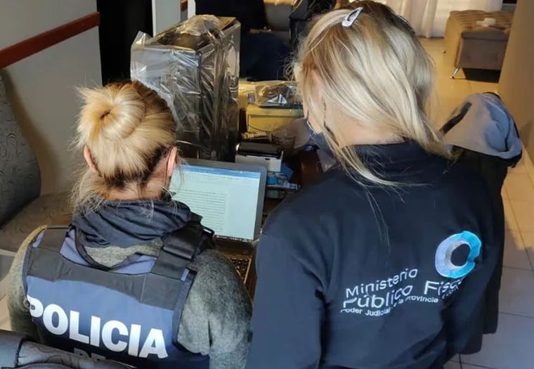 Ante lo investigado, se llevaron a cabo siete allanamientos en distintos domicilios y se verificó que la principal administradora del grupo es una niña de 13 años Foto: NA