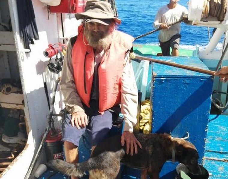 Un barco atunero logró rescatar al náufrago y su perra que hacía dos meses estaban a la deriva en el oceano Foto: Twitter @LoTuyoEsTuny ·