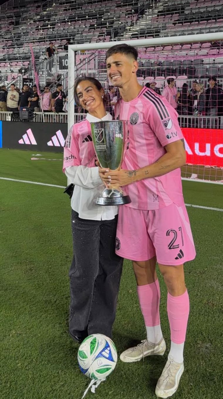 Carla y Tadeo, felices en la cancha luego del triunfo. Carla y Tadeo, felices en la cancha luego del triunfo.