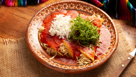 Una buena receta de entomatadas destaca por su salsa, ya que el tomate aporta acidez natural que equilibra perfectamente el pollo y el queso.