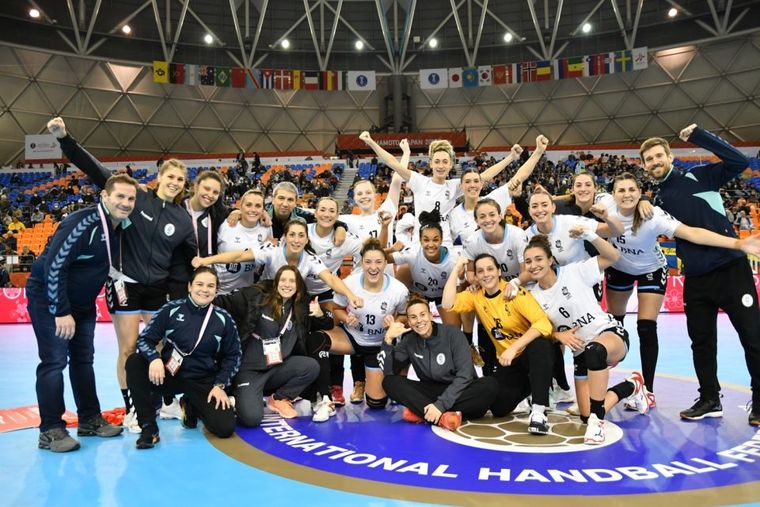 Las chicas celebraron el triunfo. CA Handball