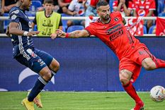 Cardona engancha ante la presión de un defensor. Foto: @AmericadeCali Cardona engancha ante la presión de un defensor. Foto: @AmericadeCali