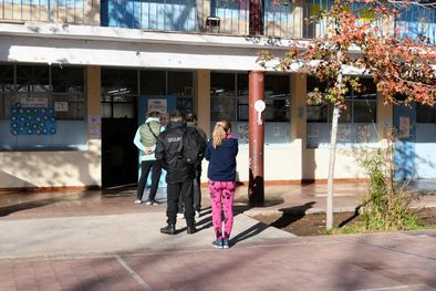 MDZol | En las escuelas abiertas, quienes esperaban pasaron frío. Foto: ALF PONCE MERCADO / MDZ