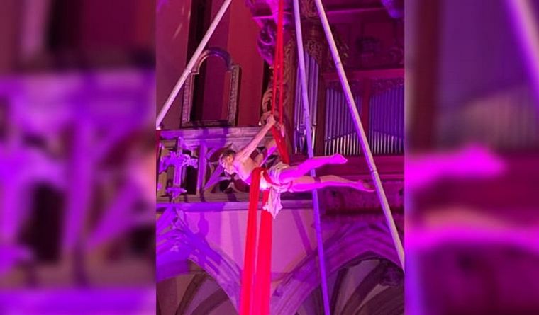 pole dance iglesia Parte del show que se vivió en la iglesia francesa. Foto: Twitter/FPost.