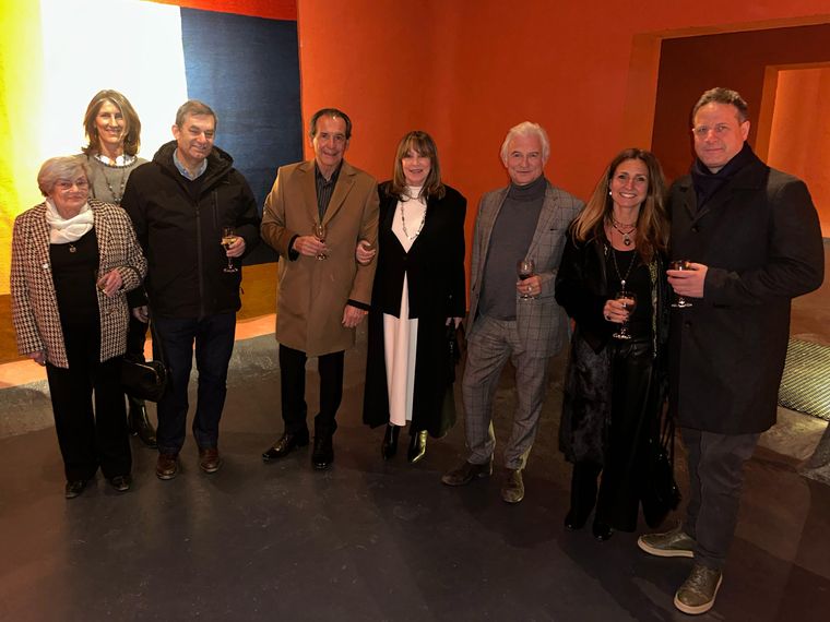Las laberínticas galerías de Bodega Tapiz, disfrutadas por amigos. Las laberínticas galerías de Bodega Tapiz, disfrutadas por amigos.