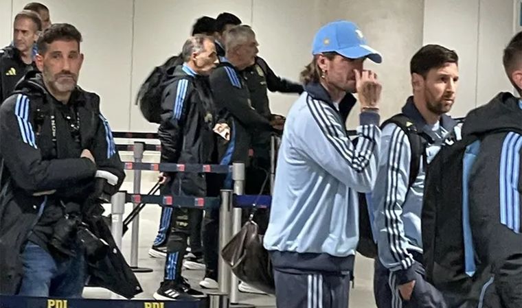 La Selección argentina llegó a Santiago de Chile. Foto: @salvatorenasca