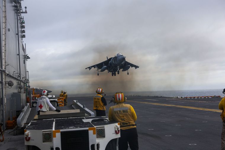 Los marines estadounidenses mostraron las maniobras que realizan a bordo del buque de asalto anfibio USS Iwo Jima (LHD 7), que se dirige hacia Venezuela.