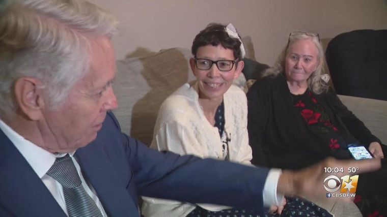 Melissa, junto a sus padres biológicos, 51 años después. Foto: CbsNews.