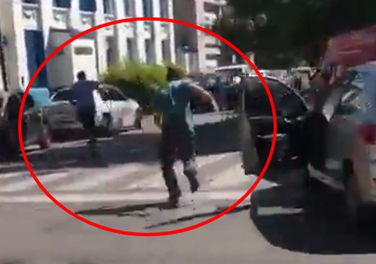 La gresca llegó hasta las puertas de una comisaría