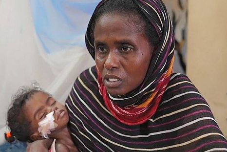 Touma con su hija de tres años, Masajed. La vida de la madre y su familia fue devastada por la guerra civil en Sudán.