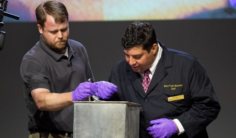 Cápsula del tiempo West Point La cápsula, en el momento de ser abierta en EEUU. Foto: Twitter WestPoint_USMA