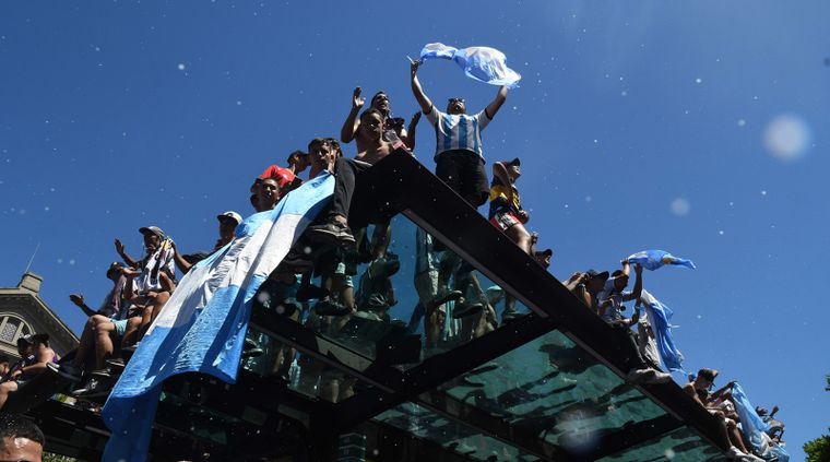La fiesta popular que se vivió en el Obelisco el 20 de diciembre, parece asemejarse más a los argentinos que la programada para esta noche.(Foto: Télam) Foto: TELAM