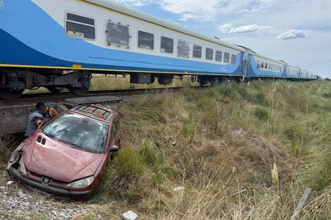 Mar del Plata: un tren arrolló a un auto en la Autovía 2 y dejó tres heridos, uno de ellos grave