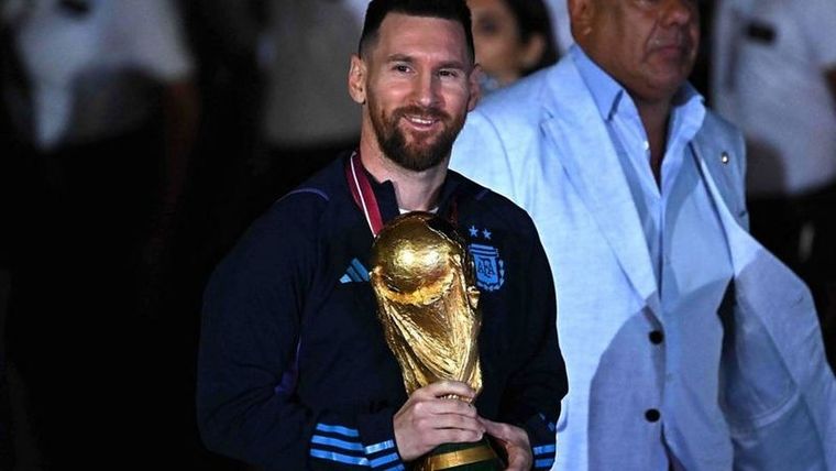 Messi no se ha desprendido de la copa desde ganarla. Foto: GETTY IMAGES