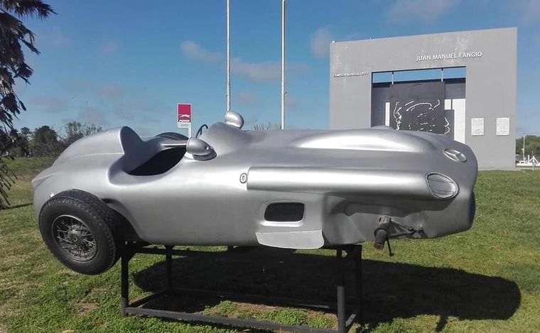 La Flecha de Plata sin las ruedas delanteras Foto: Central Noticias Madariaga