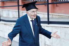 ¡asombroso! a los 97 anos obtiene su titulo universitario
