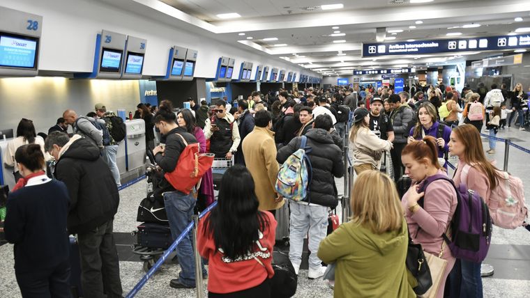 Boom de turismo internacional: en octubre volvió a crecer la salida de argentinos al exterior.