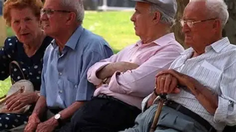 Hoy en día el político argentino promedio todavía se refiere a la vejez con términos del siglo XX. Hoy en día el político argentino promedio todavía se refiere a la vejez con términos del siglo XX.