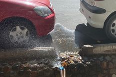 pase y mire: el cano roto que lava los autos que estacionan en el centro de mendoza