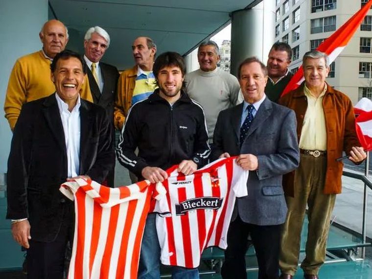 Bilardo fue el DT que le dio alas a Miguel Ángel Russo como jugador de Estudiantes: lo subió a Primera y lo hizo debutar en 1975. Bilardo fue el DT que le dio alas a Miguel Ángel Russo como jugador de Estudiantes: lo subió a Primera y lo hizo debutar en 1975.