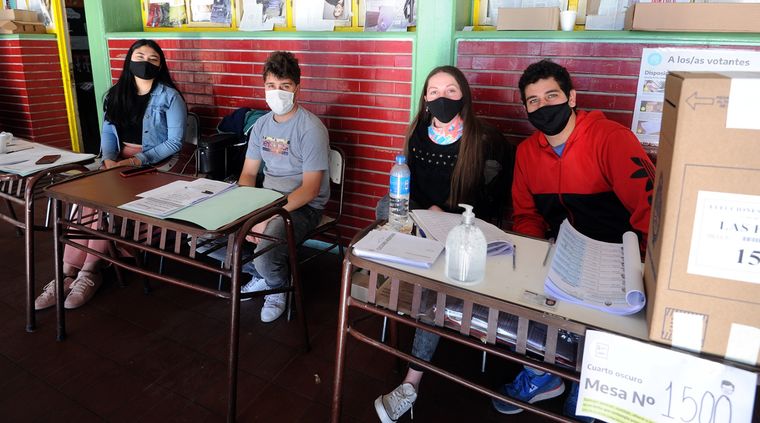 La mesa joven de la escuela Armanini desbordaba alegría y contrastó con lo expresado por una anciana Foto: ALF PONCE MERCADO / MDZ